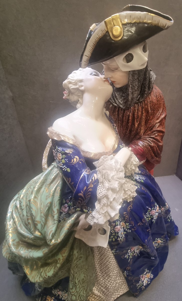SCULPTURE EN PORCELAINE PEINTE  COUPLE VÉNITIEN / LE BAISER  LUIGI FABRIS - ITALIE  XXe SIÈCLE-photo-4