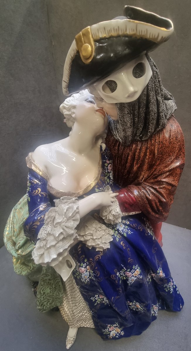 SCULPTURE EN PORCELAINE PEINTE  COUPLE VÉNITIEN / LE BAISER  LUIGI FABRIS - ITALIE  XXe SIÈCLE-photo-5