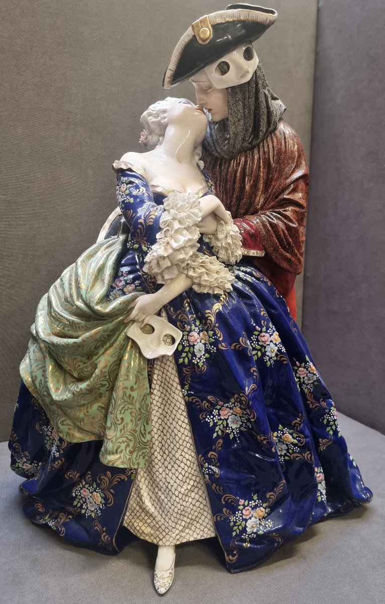 SCULPTURE EN PORCELAINE PEINTE  COUPLE VÉNITIEN / LE BAISER  LUIGI FABRIS - ITALIE  XXe SIÈCLE