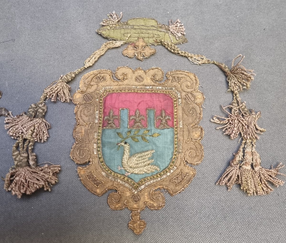 Lot de 3 armoiries en tissu brodé - Italie - XIXe siècle-photo-2