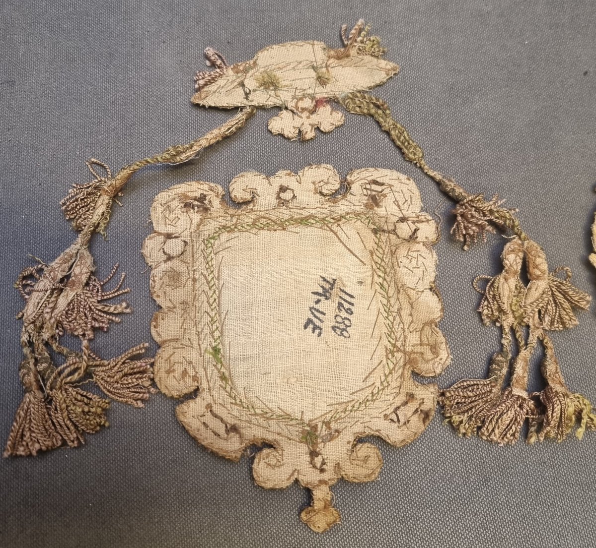 Lot de 3 armoiries en tissu brodé - Italie - XIXe siècle-photo-3