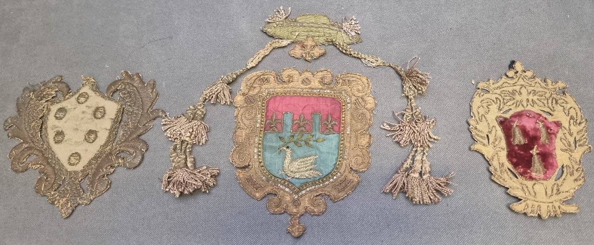 Lot de 3 armoiries en tissu brodé - Italie - XIXe siècle