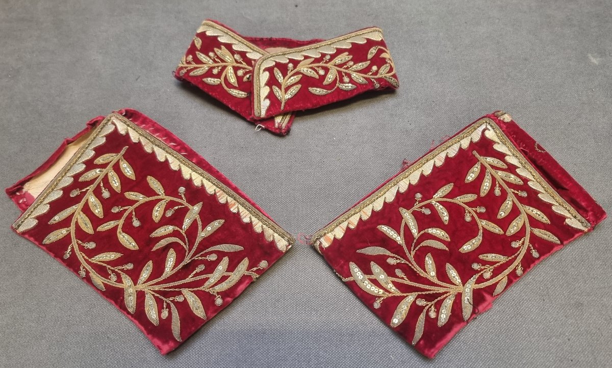 COL ET POIGNETS EN TISSU BRODÉ - PREMIÈRE MOITIÉ DU XIXe SIÈCLE