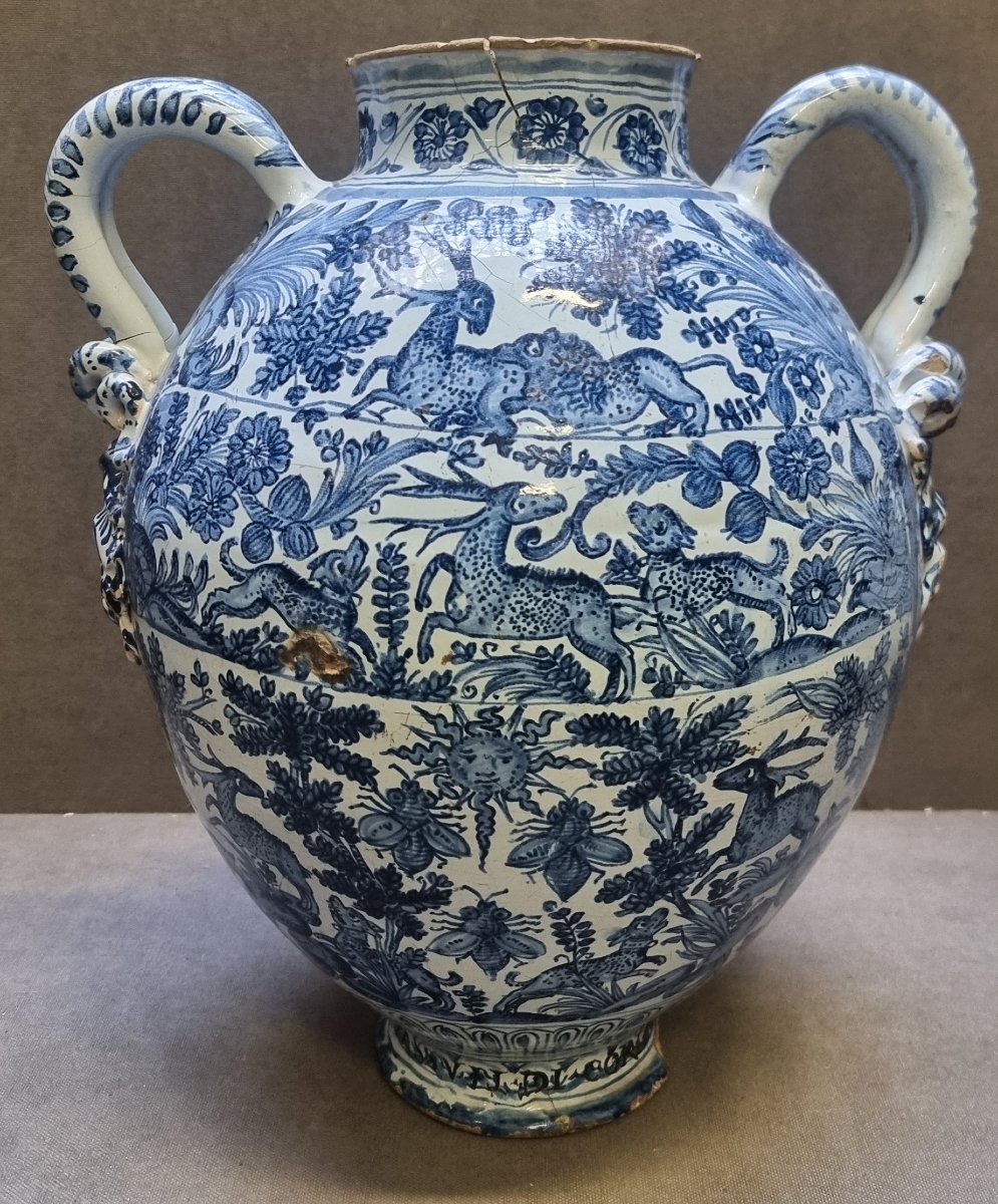 Pot d'apothicaire en faïence peinte, orné des armoiries de Barberini - XVIIe siècle