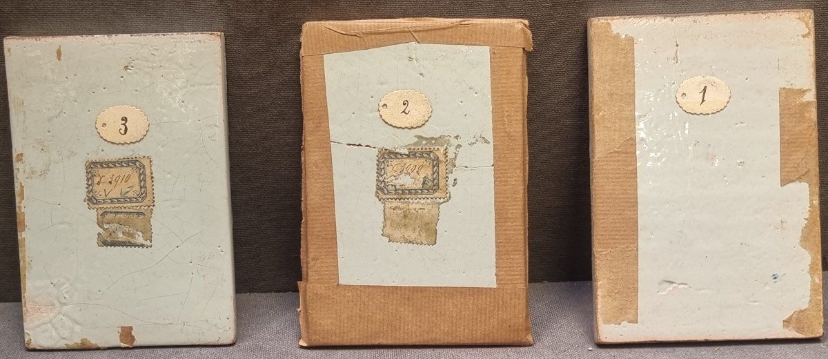 3 CARREAUX MAIOLICA PEINTE REPRÉSENTANT DES MARTYRS - ITALIE CENTRALE FIN DU XVIe SIÈCLE-photo-1