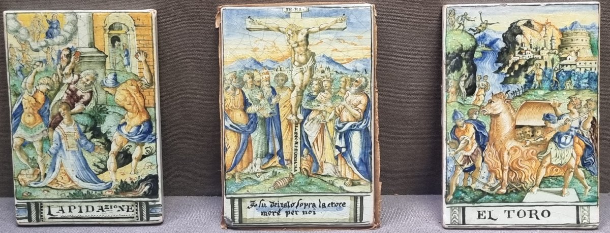 3 CARREAUX MAIOLICA PEINTE REPRÉSENTANT DES MARTYRS - ITALIE CENTRALE FIN DU XVIe SIÈCLE