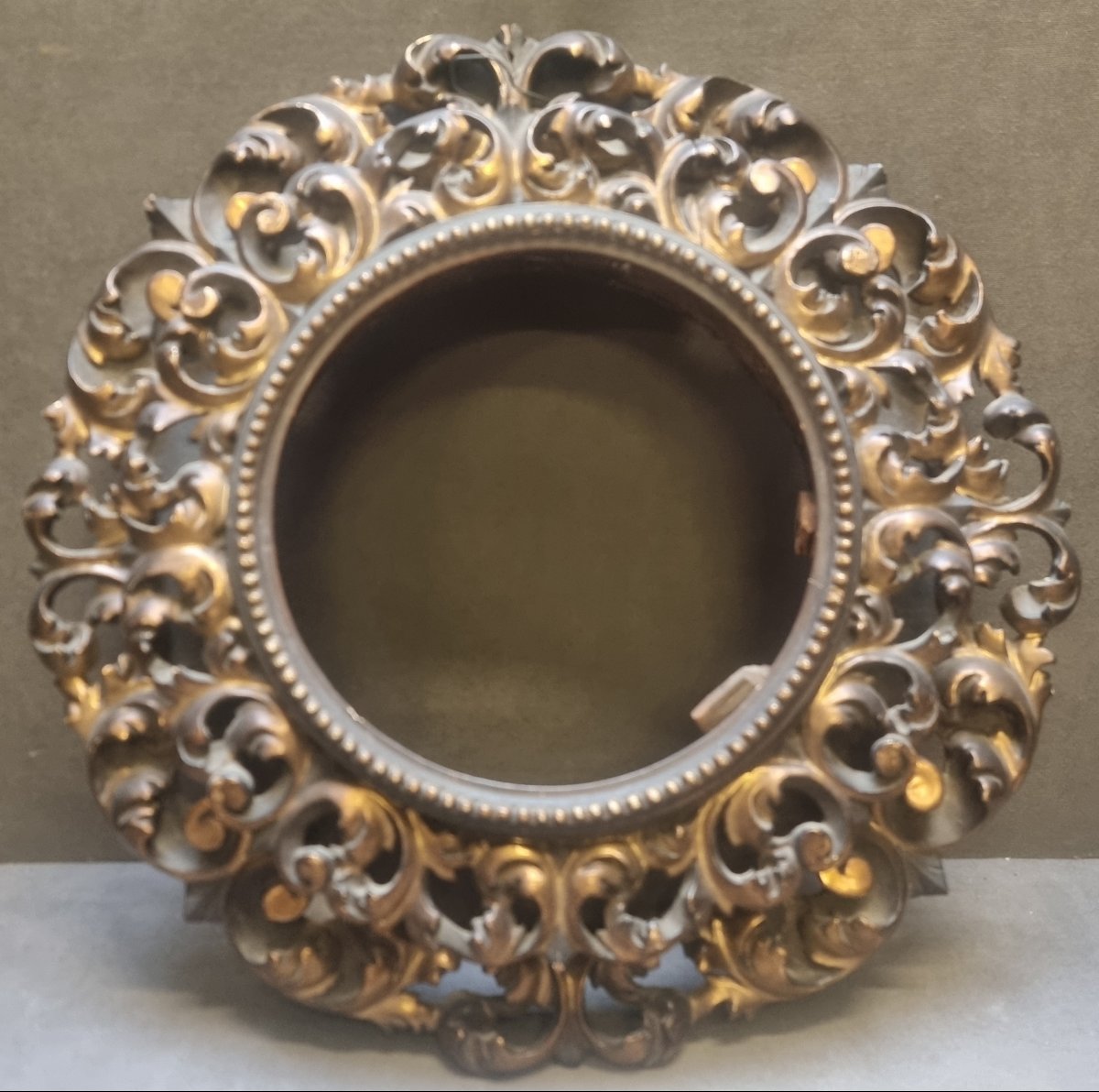 Cadre en bois sculpté, laqué et doré pour faïence - Italie, XIXe siècle