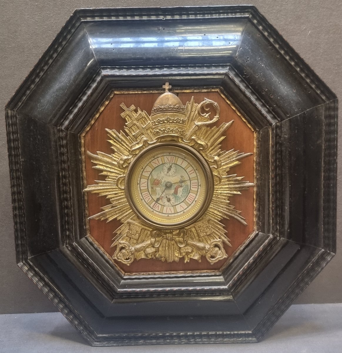 Horloge en bronze commémorant le jubilé de Léon XIII (1900),  cadre flamand XVIIe siècle