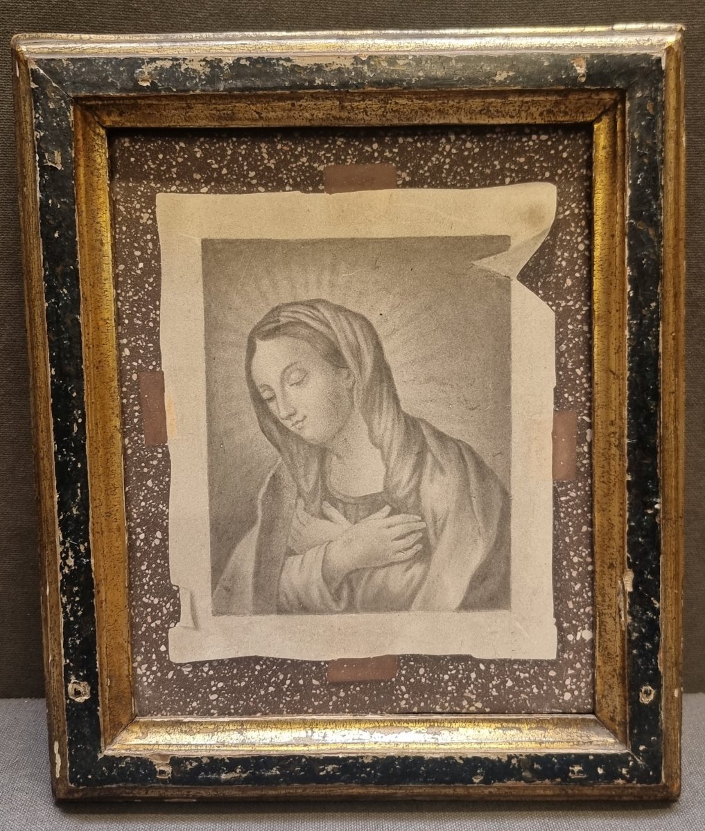 Plaque en scagliola représentant la Vierge, montée sur un socle en porphyre 