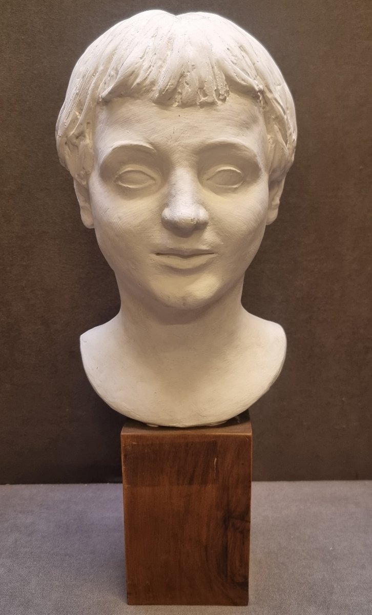 Sculpture en plâtre représentant un garçon sur socle en bois 1935 – Di Pasquale (1899–1987)