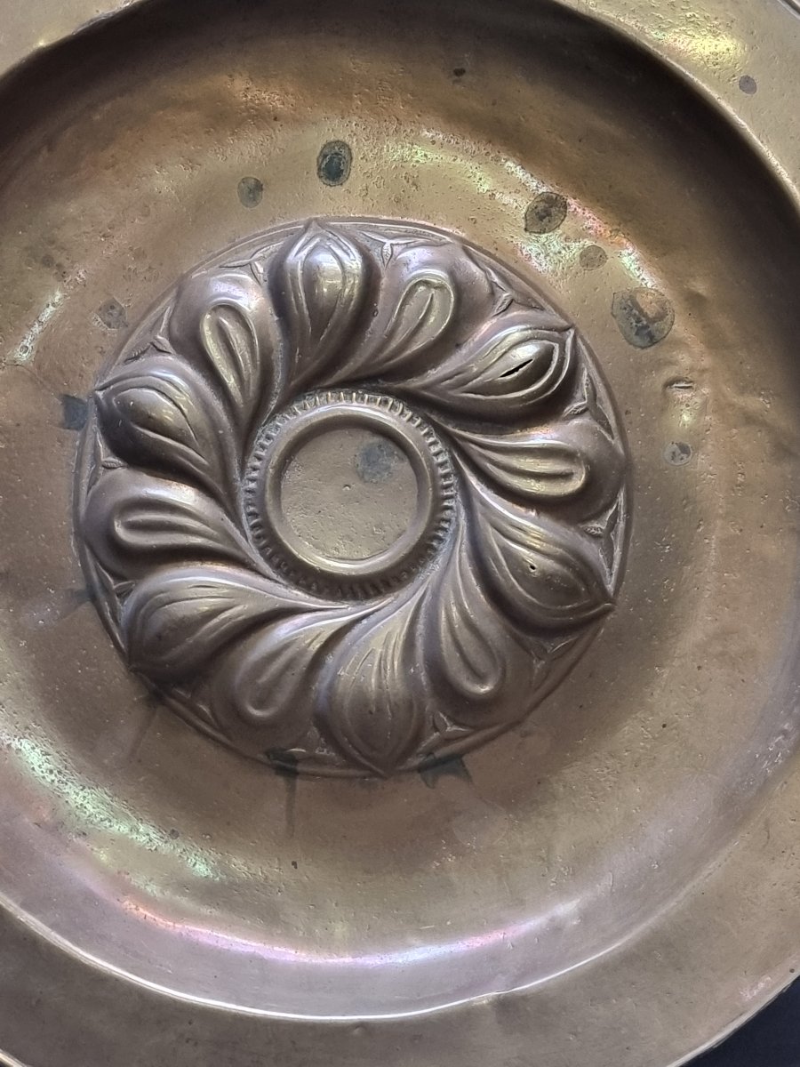Plat d'aumône en laiton – Flandre, XVIe siècle-photo-2