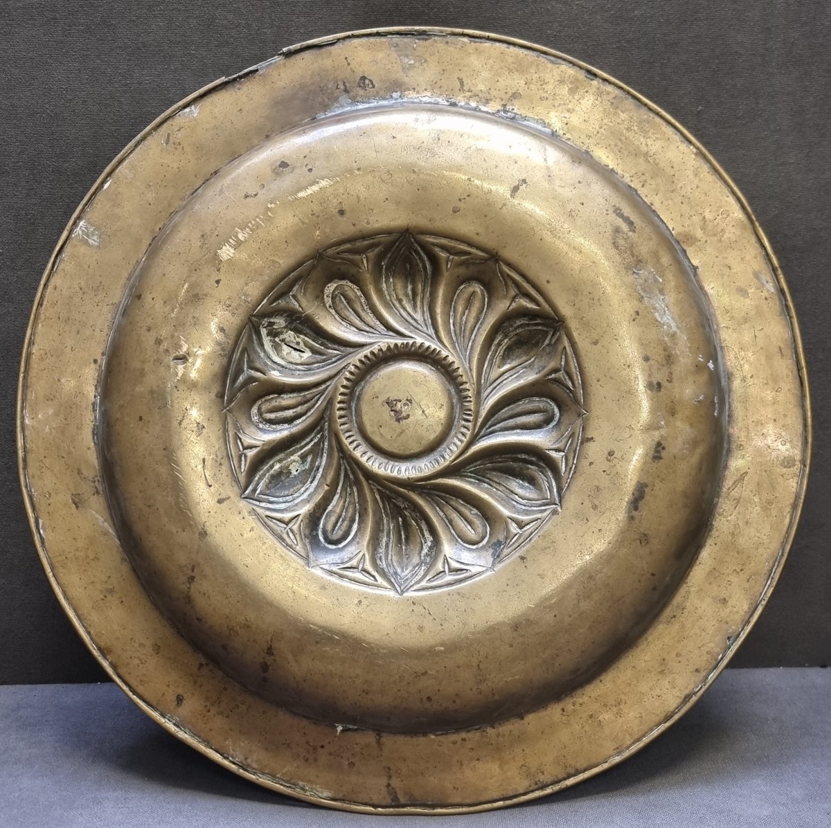 Plat d'aumône en laiton – Flandre, XVIe siècle-photo-3