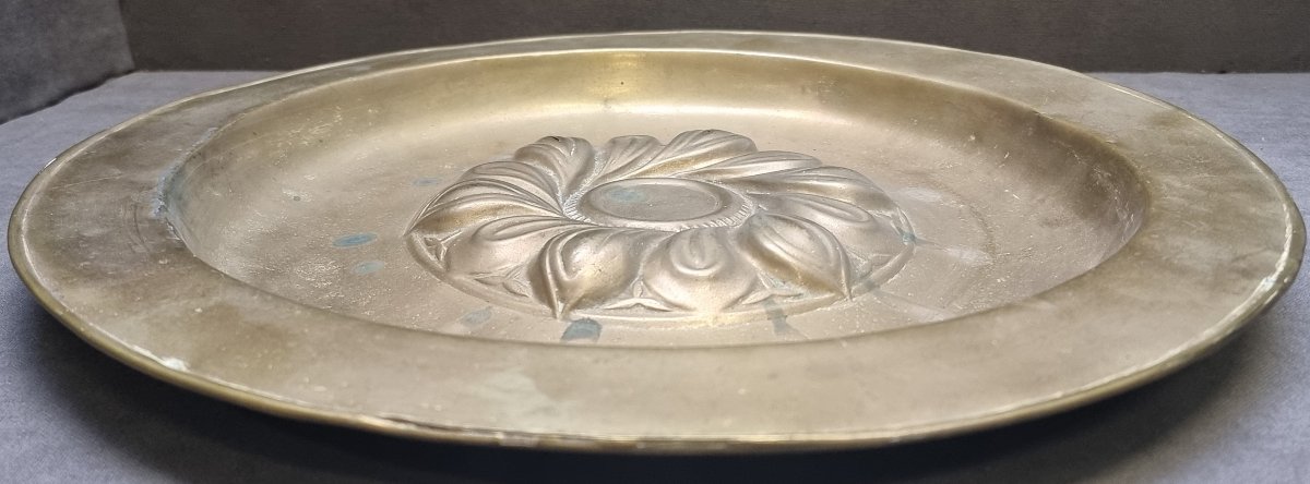Plat d'aumône en laiton – Flandre, XVIe siècle-photo-4