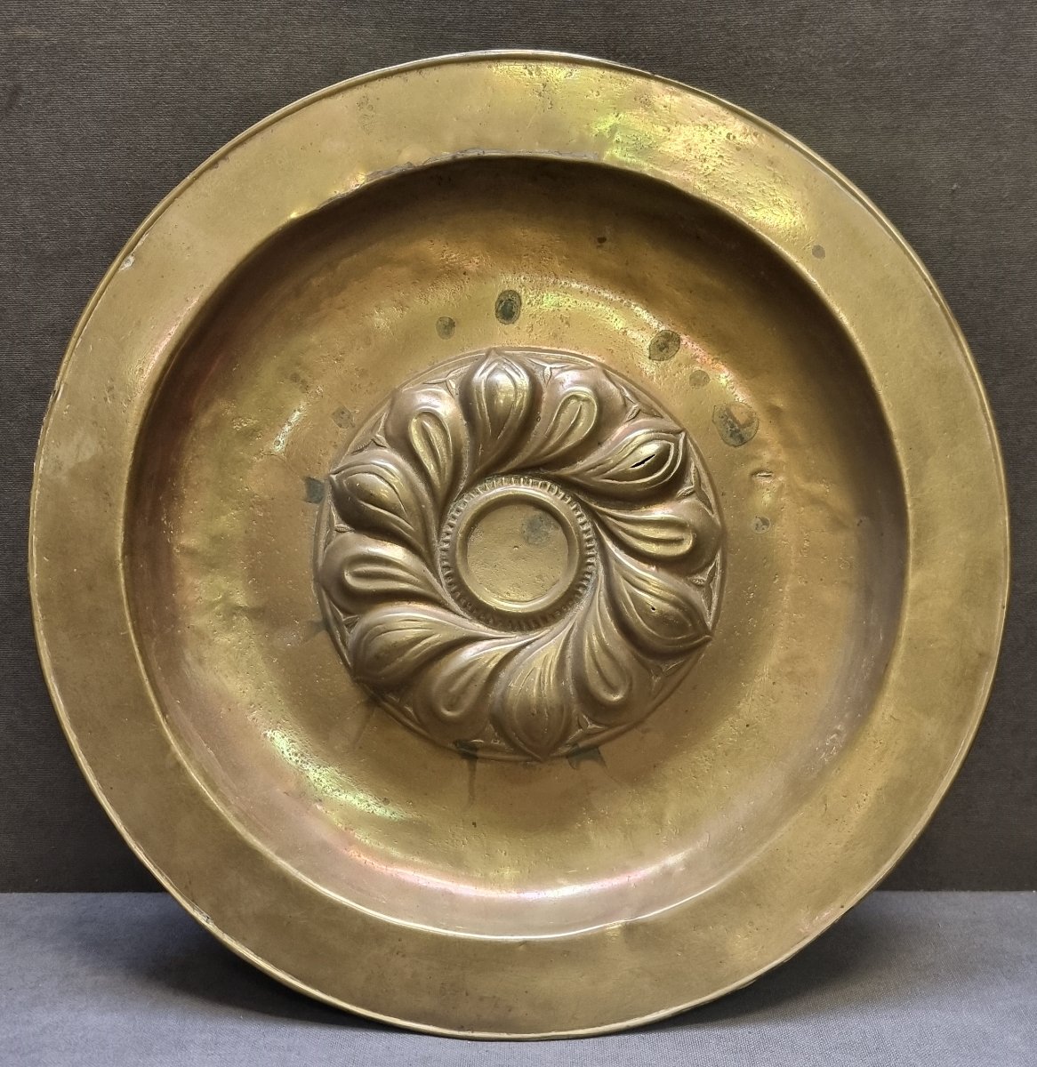 Plat d'aumône en laiton – Flandre, XVIe siècle