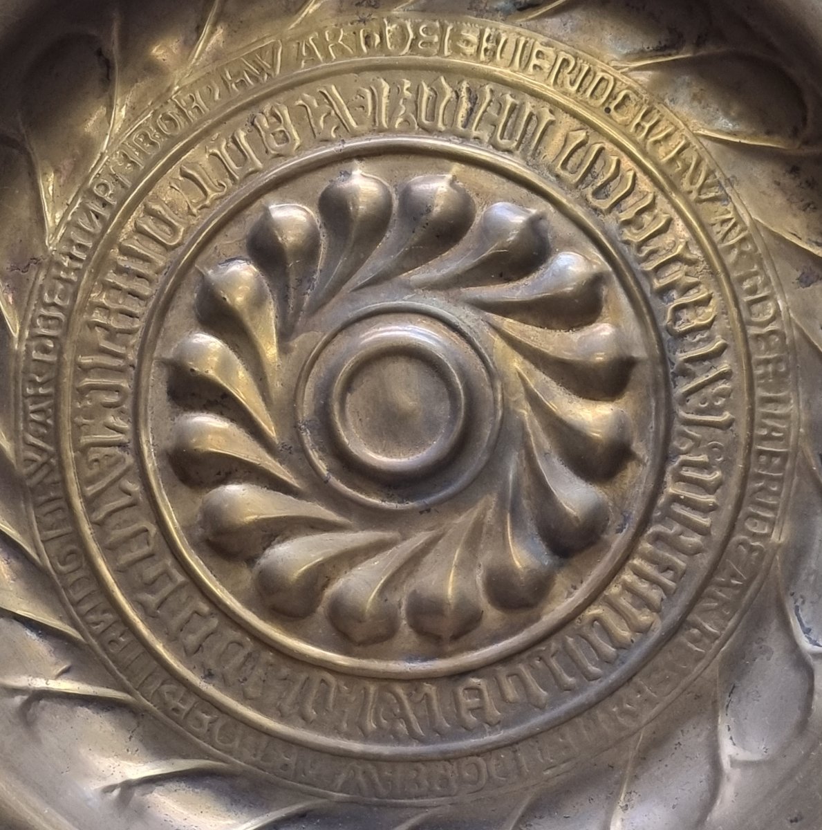 Plat d'aumône en laiton – Flandre, XVIe siècle  - Diamètre : 44,5 cm-photo-2