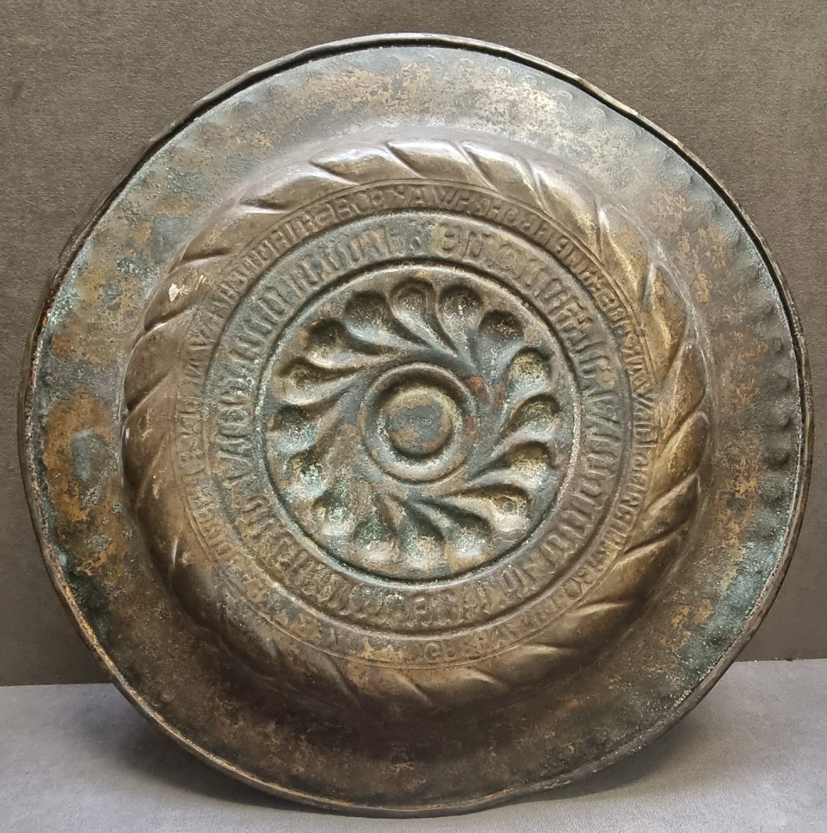 Plat d'aumône en laiton – Flandre, XVIe siècle  - Diamètre : 44,5 cm-photo-3