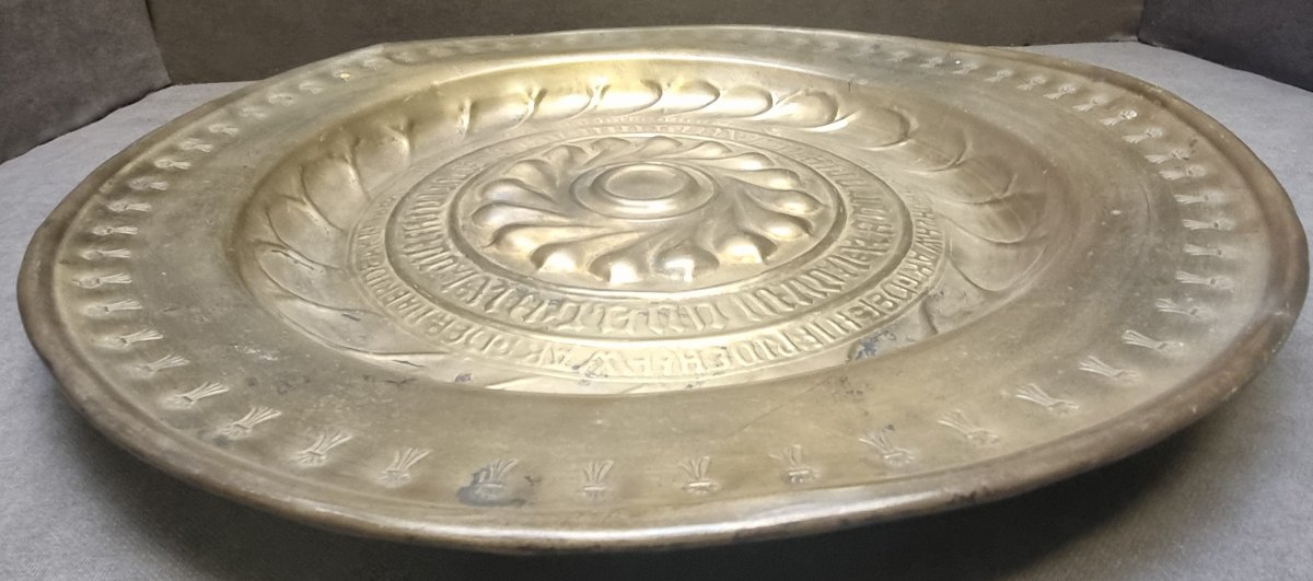 Plat d'aumône en laiton – Flandre, XVIe siècle  - Diamètre : 44,5 cm-photo-1