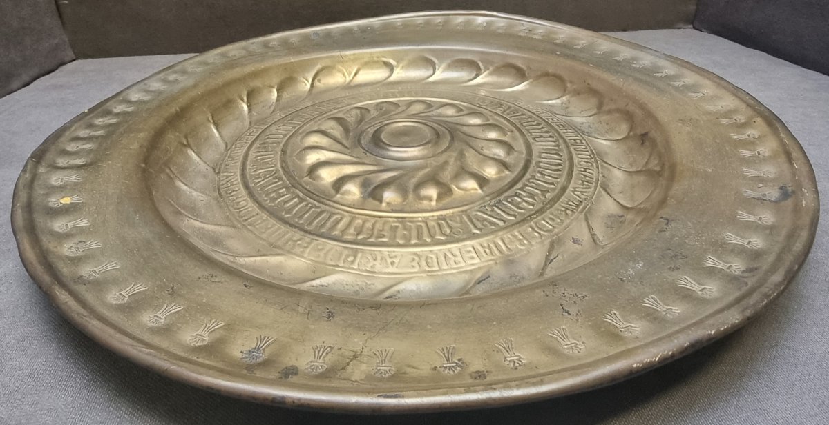 Plat d'aumône en laiton – Flandre, XVIe siècle  - Diamètre : 44,5 cm-photo-2