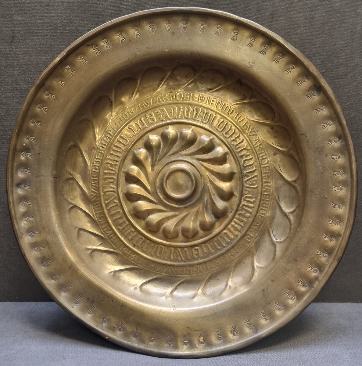 Plat d'aumône en laiton – Flandre, XVIe siècle  - Diamètre : 44,5 cm