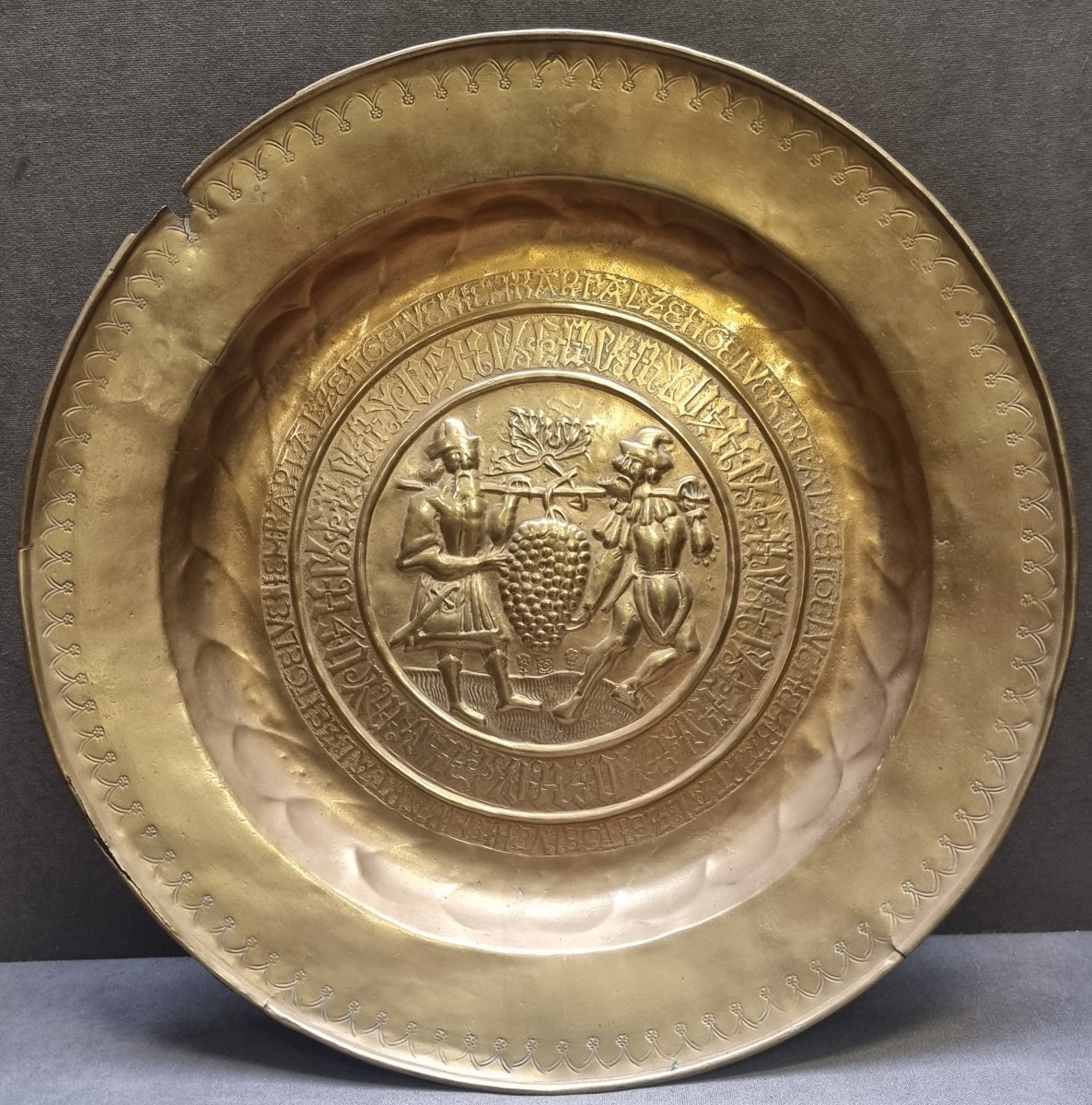 Brass Alms Box - Fiandre, 16th Century  - Gothic Inscription