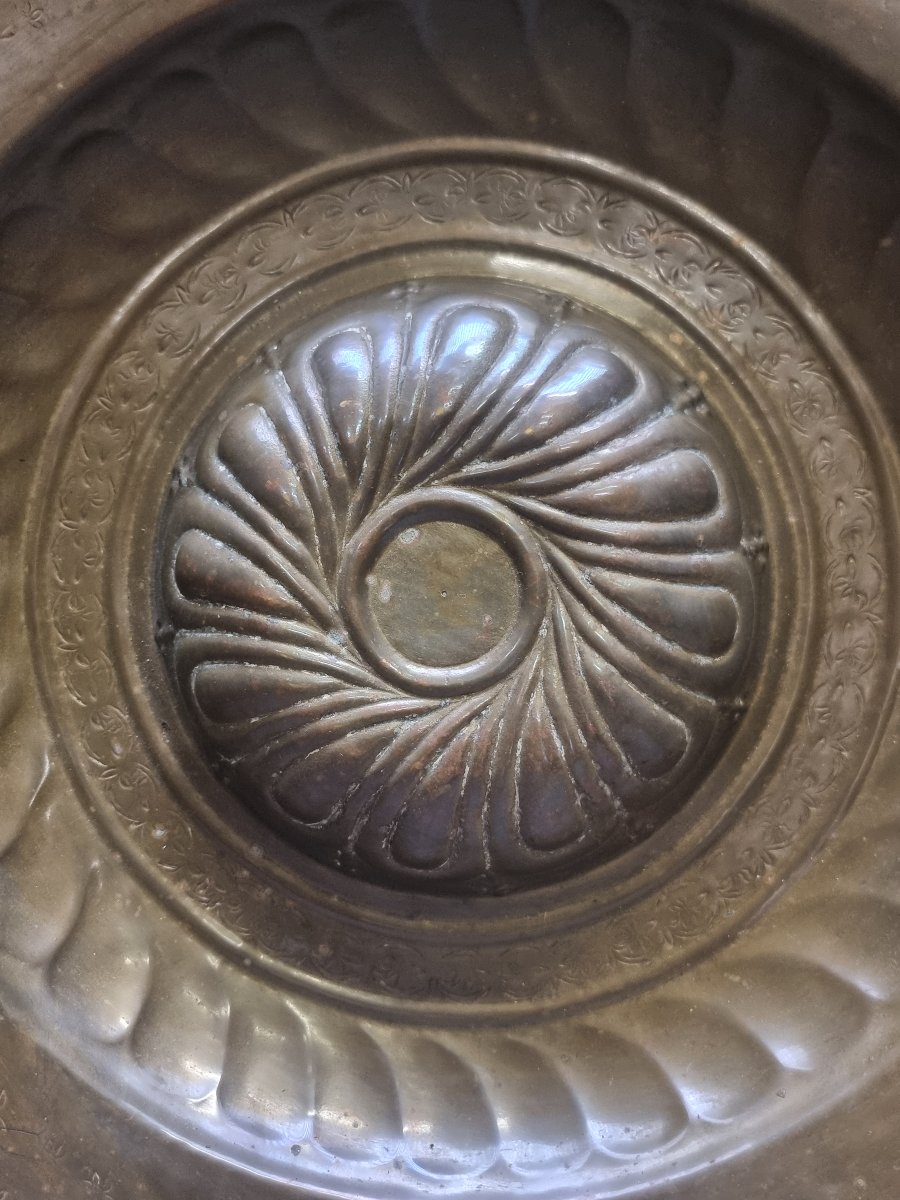 Plat d'aumône en laiton – Flandre, XVIe siècle  - Diamètre : 48,5 cm-photo-2