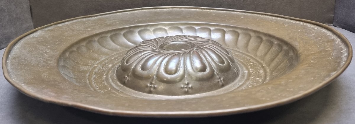 Plat d'aumône en laiton – Flandre, XVIe siècle  - Diamètre : 48,5 cm-photo-4