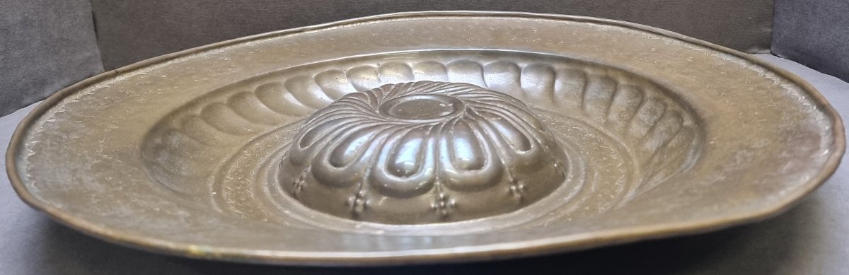 Plat d'aumône en laiton – Flandre, XVIe siècle  - Diamètre : 48,5 cm-photo-1