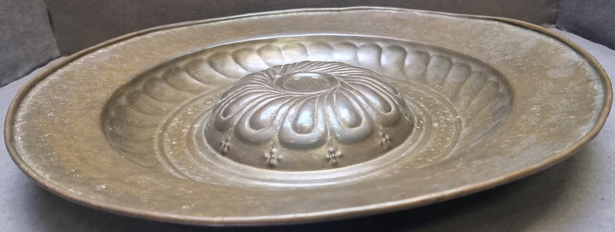 Plat d'aumône en laiton – Flandre, XVIe siècle  - Diamètre : 48,5 cm-photo-2