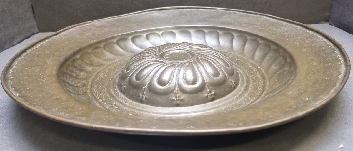 Plat d'aumône en laiton – Flandre, XVIe siècle  - Diamètre : 48,5 cm-photo-3
