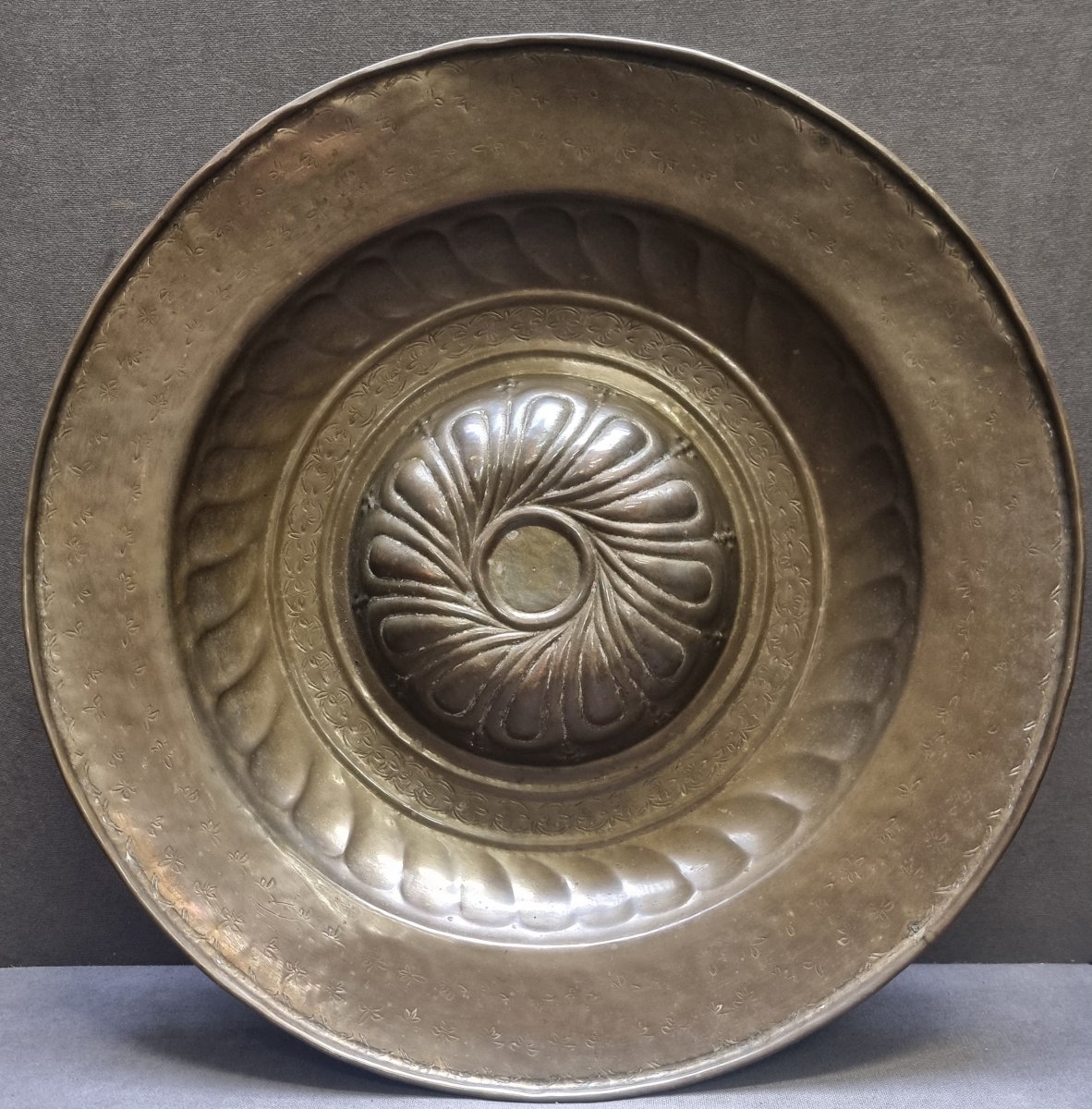 Plat d'aumône en laiton – Flandre, XVIe siècle  - Diamètre : 48,5 cm