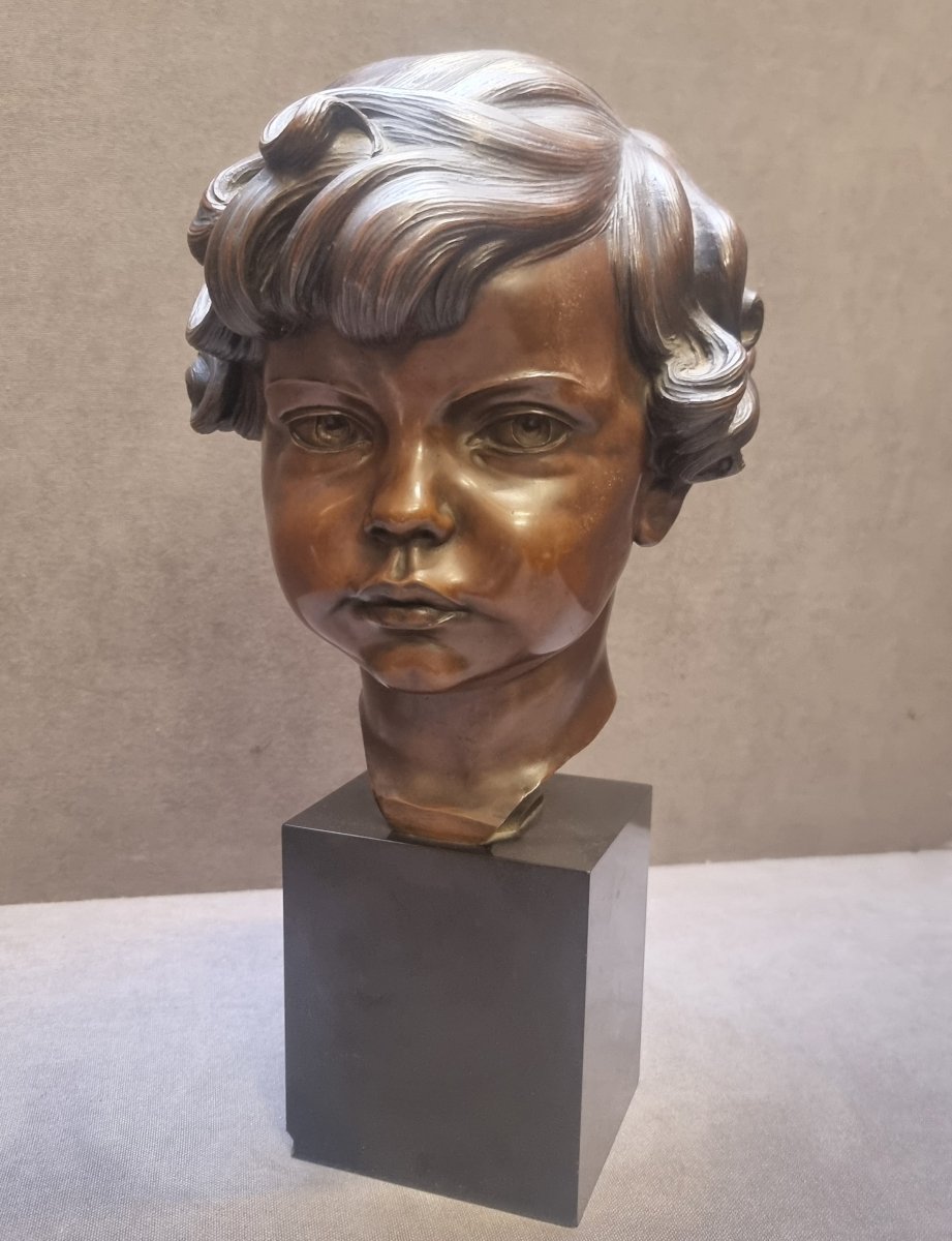 Sculpture en bronze sur socle en marbre – Buste de garçon – Corrado Corelli (1884–1968)