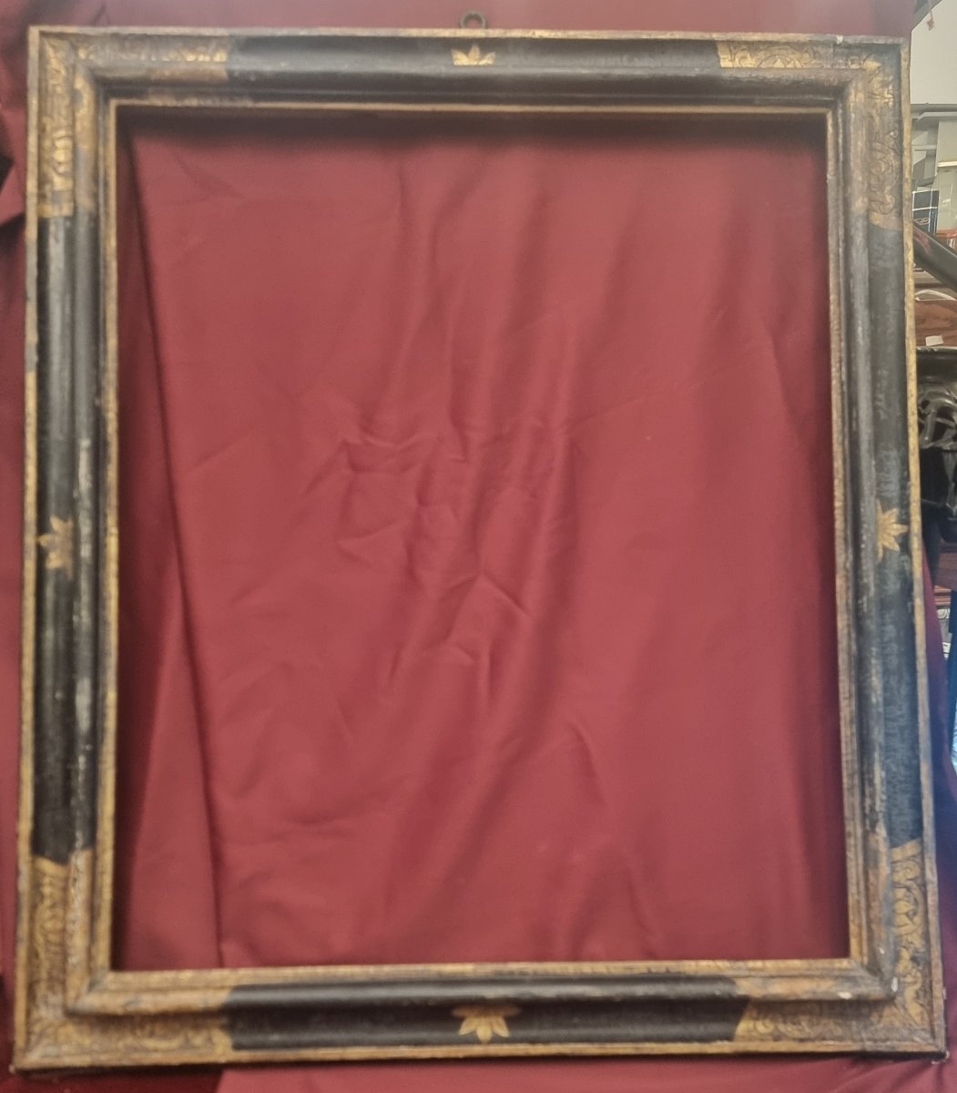 CADRE DU XVIIe SIÈCLE - LAQUE NOIRE ET ORNEMENTS DORÉS - ITALIE, ÉMILIE