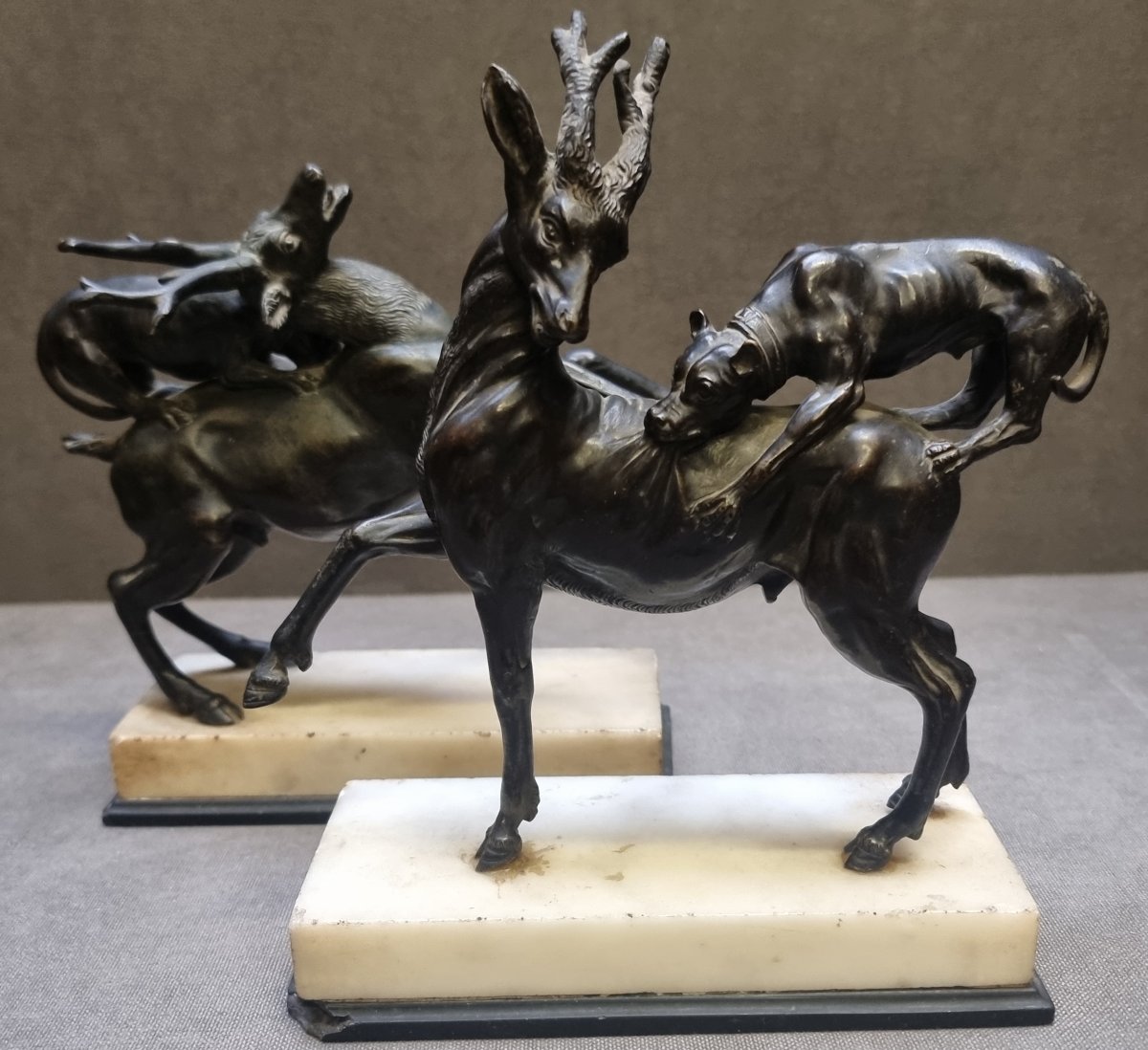 Paire sculptures bronze socles marbre – Chiens aux prises avec des cerfs -photo-2