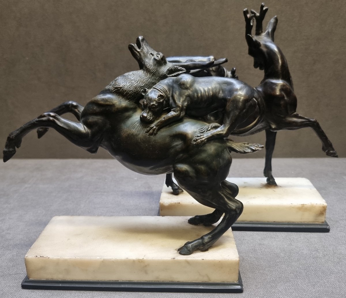 Paire sculptures bronze socles marbre – Chiens aux prises avec des cerfs -photo-3