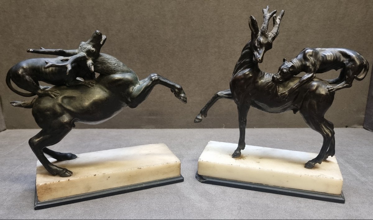 Paire sculptures bronze socles marbre – Chiens aux prises avec des cerfs 