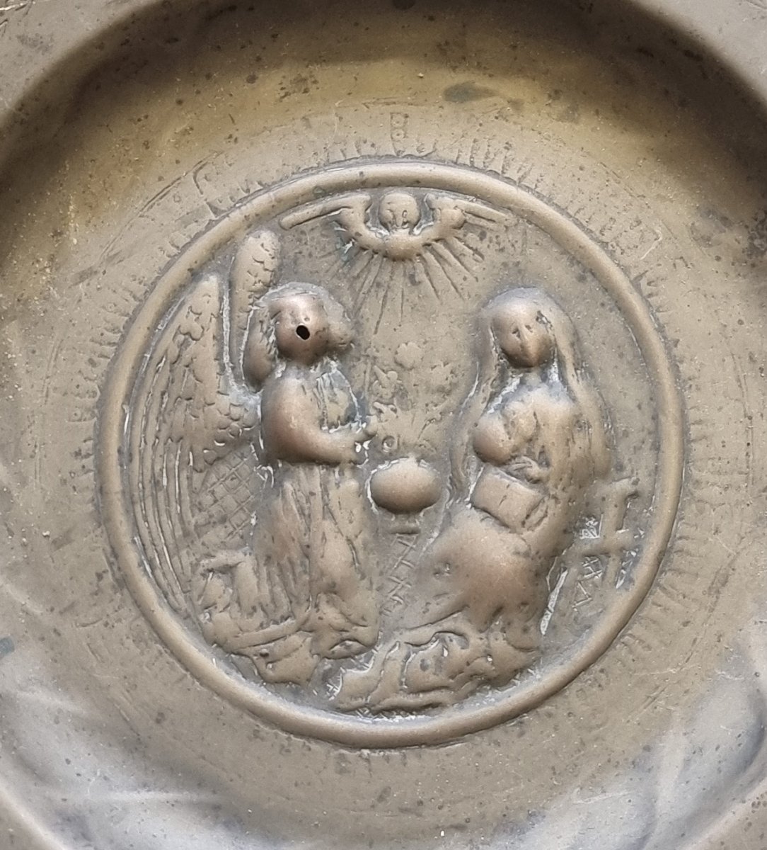 Plat d'aumône en laiton – Annonciation – Flandres, XVIe siècle-photo-2