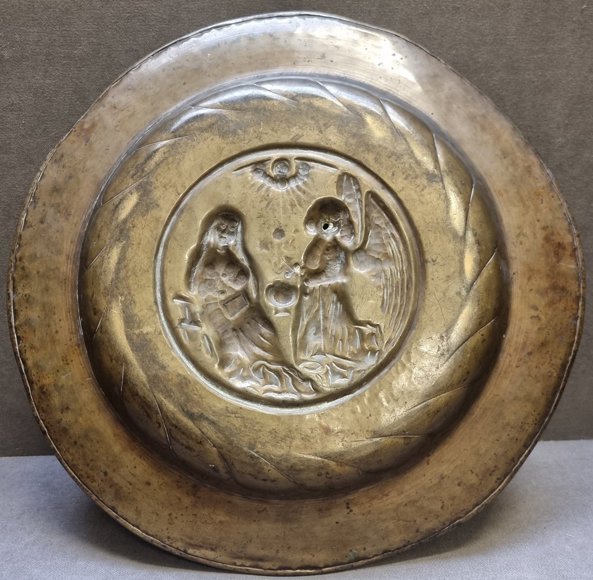 Plat d'aumône en laiton – Annonciation – Flandres, XVIe siècle-photo-3
