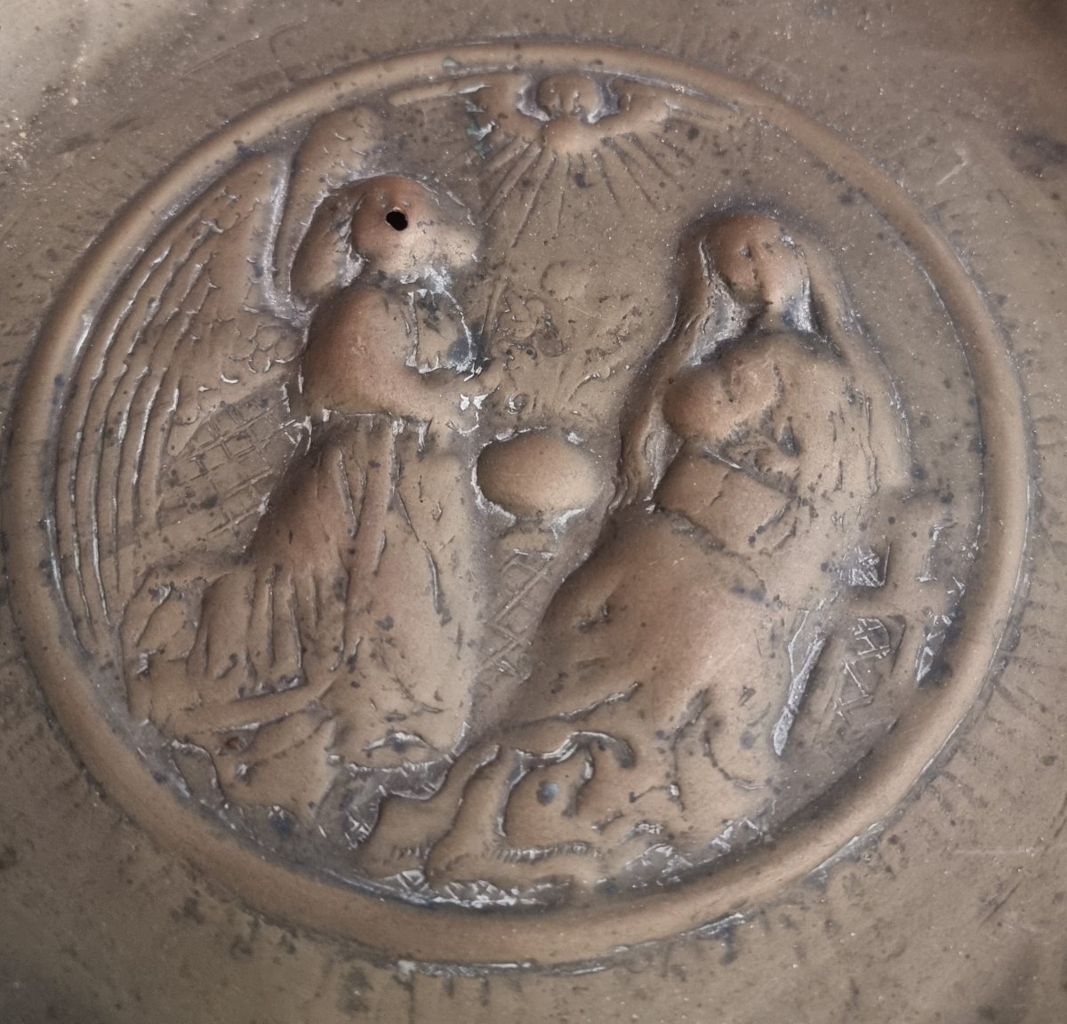 Plat d'aumône en laiton – Annonciation – Flandres, XVIe siècle-photo-3
