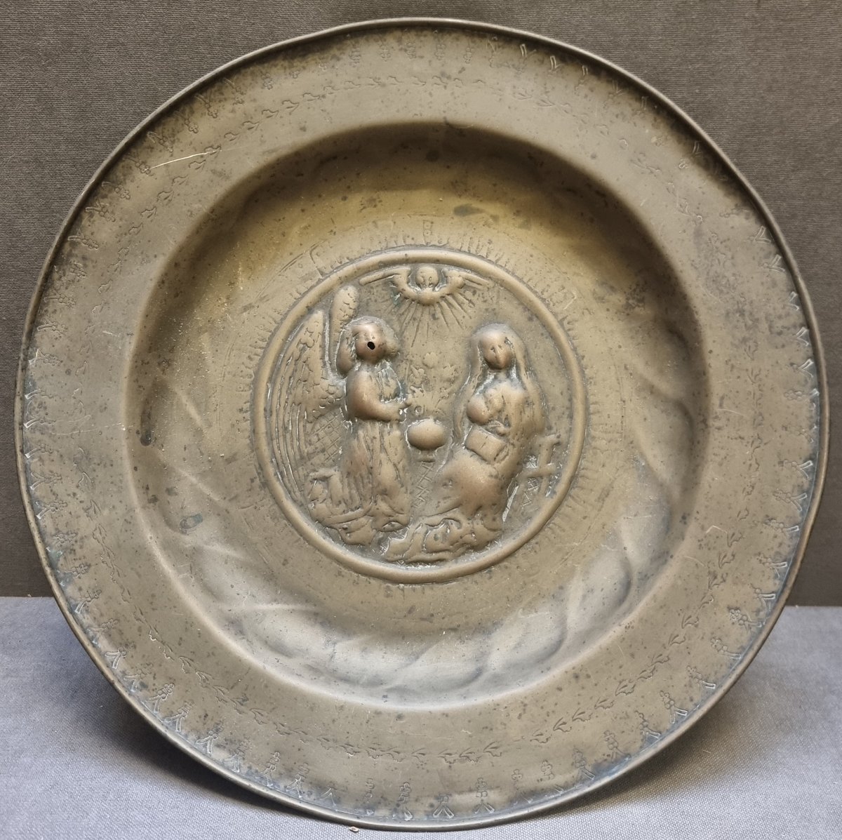 Plat d'aumône en laiton – Annonciation – Flandres, XVIe siècle