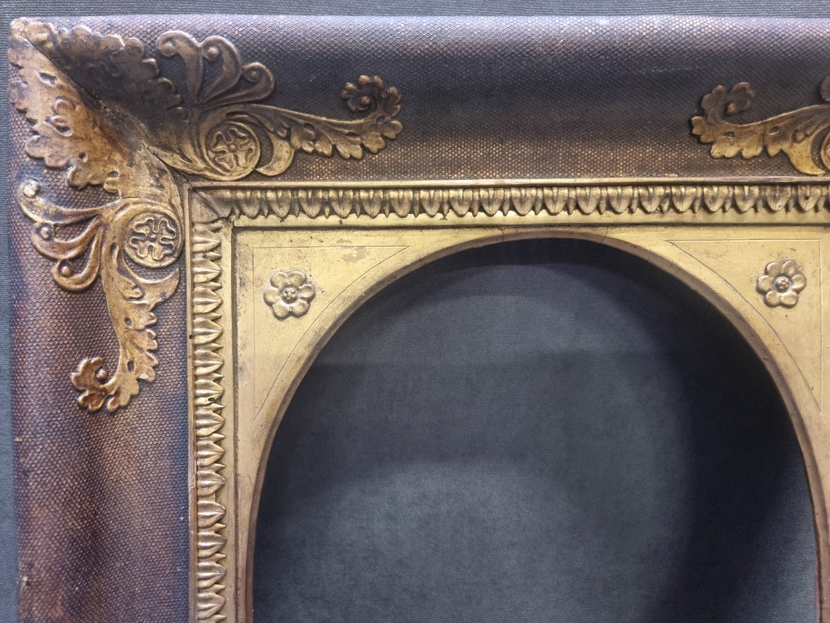 Gilded Wooden Frame With A Wooden Mat Featuring A 19th-century Rose Border-photo-2