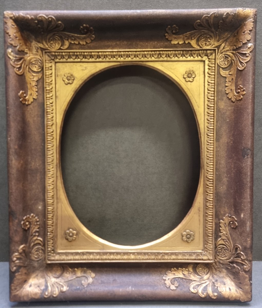 Gilded Wooden Frame With A Wooden Mat Featuring A 19th-century Rose Border