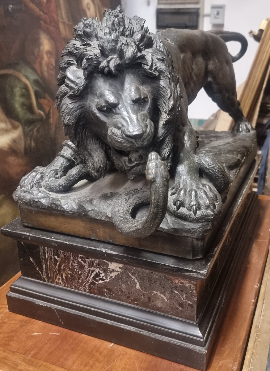 Bronze Sculpture On A Marble Base - Lion Fighting A Snake - Second Half Of The 19th Century