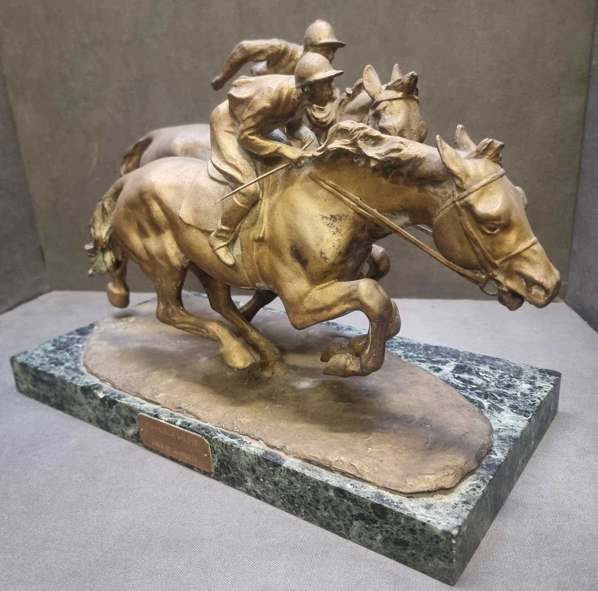 Bronze Sculpture – Pair Of Jockeys On Horseback, On A Verde Delle Alpi Marble Base -photo-2
