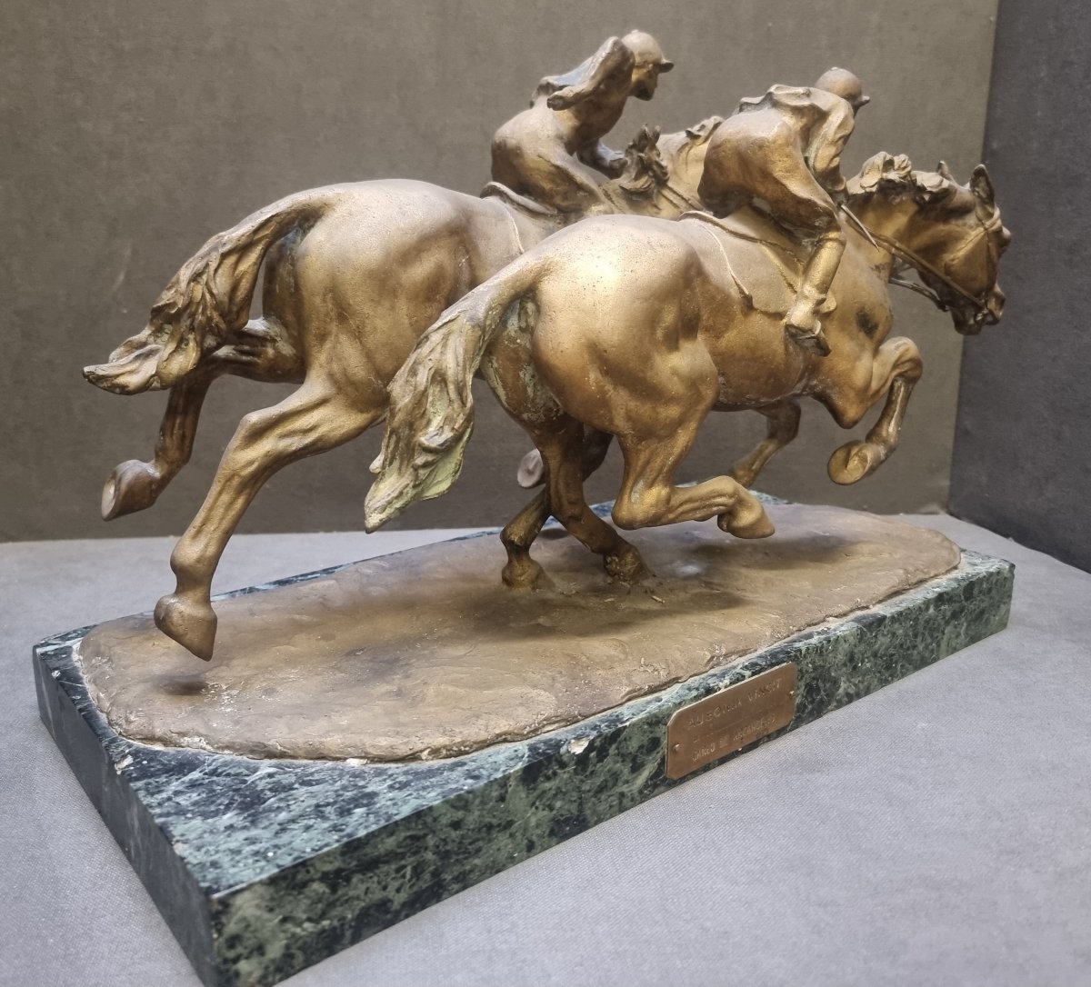 Bronze Sculpture – Pair Of Jockeys On Horseback, On A Verde Delle Alpi Marble Base -photo-4