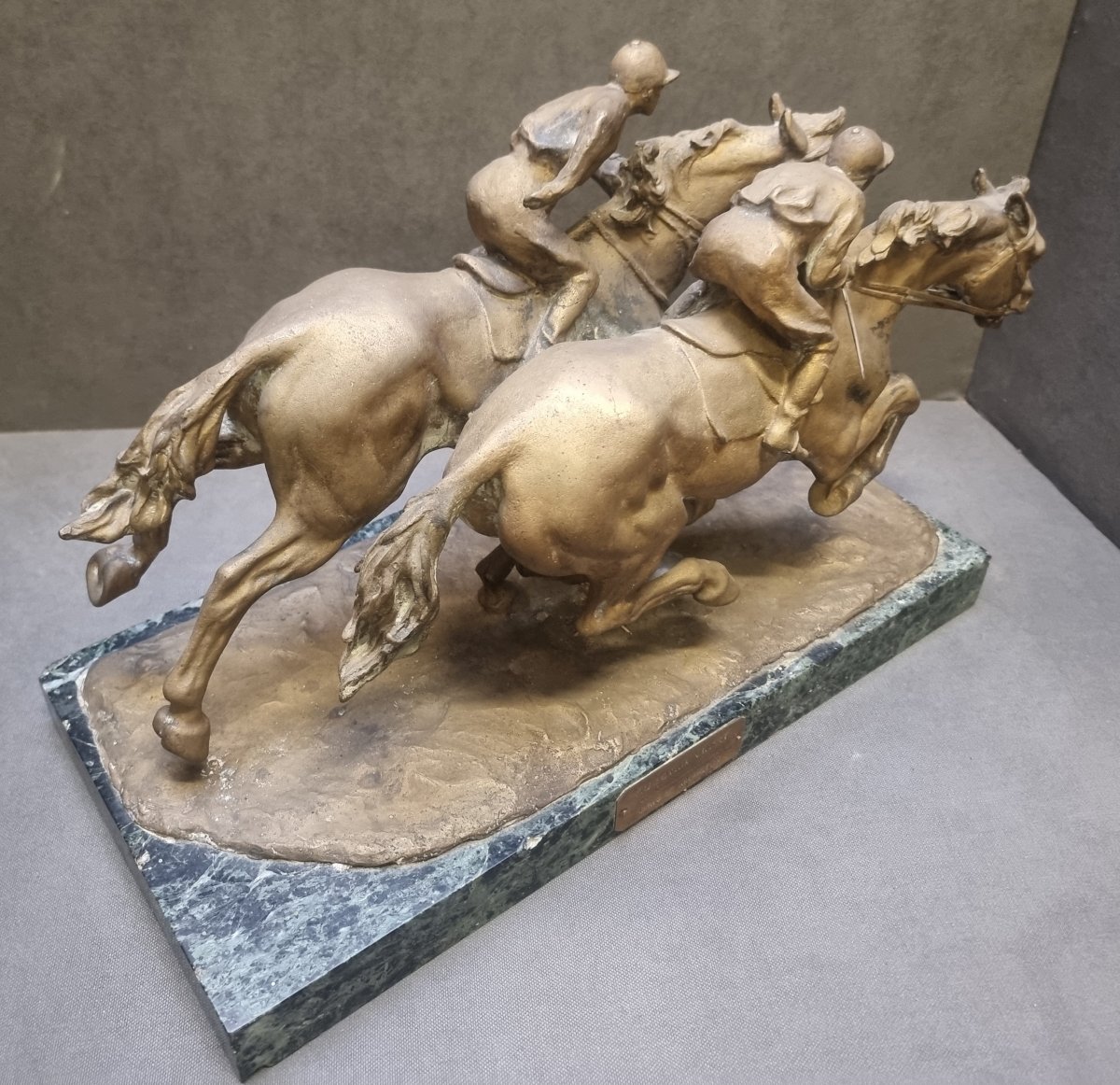 Bronze Sculpture – Pair Of Jockeys On Horseback, On A Verde Delle Alpi Marble Base -photo-1