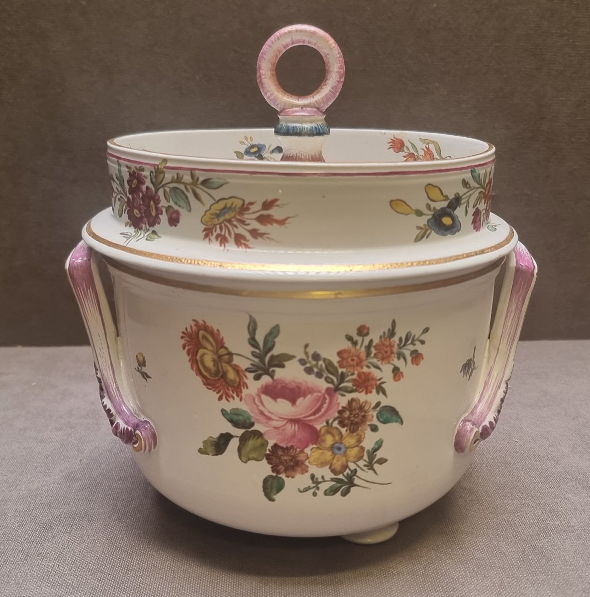 Glacière en porcelaine polychrome – Manufacture Ginori – Début du XIXe siècle