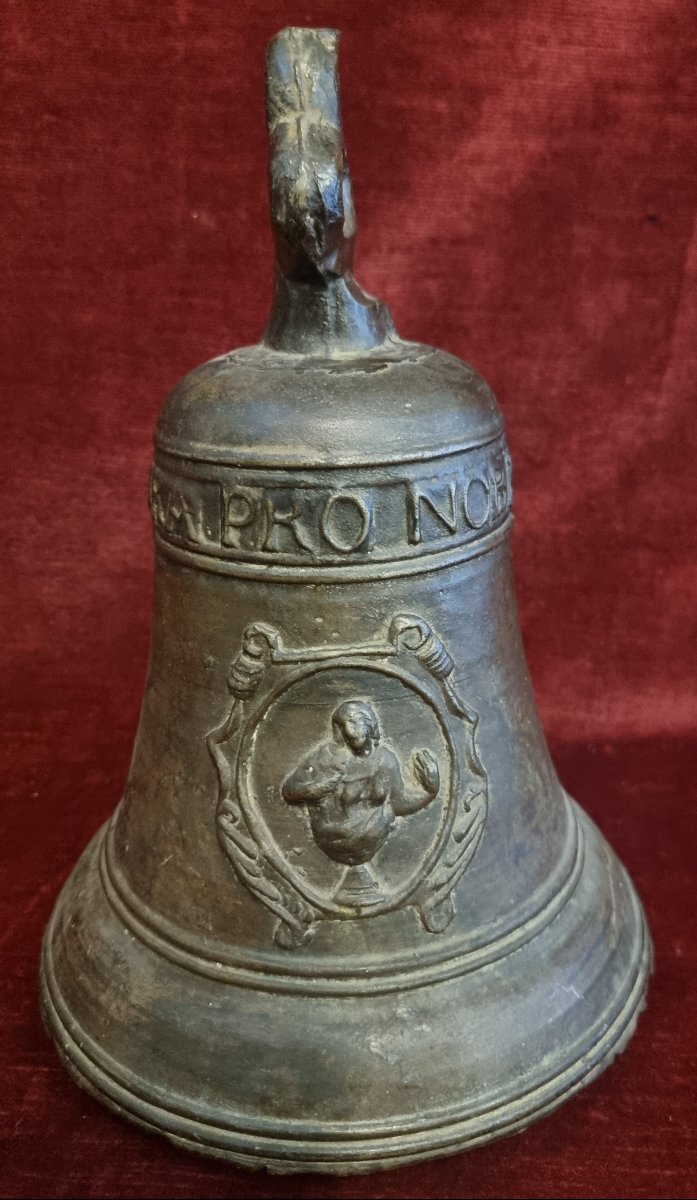 Cloche en bronze -  ATTOLLITE PORTAS PRINCIPES VESTROS A D 1712