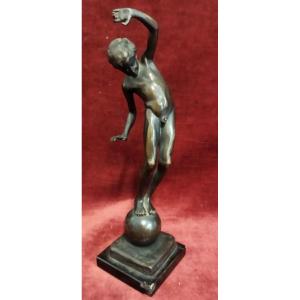 Sculpture en bronze sur socle en marbre Enfant en équilibre  par Johannes Gotz (1865-1934)