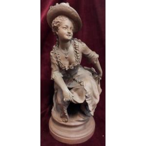 SCULPTURE ÉROTIQUE EN TERRE CUITE - FEMME LEVANT SA JUPE