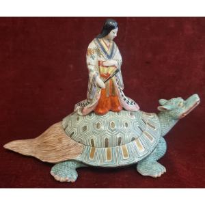 Boîte en céramique Satsuma représentant une femme sur un dragon - Japon - XIXe siècle